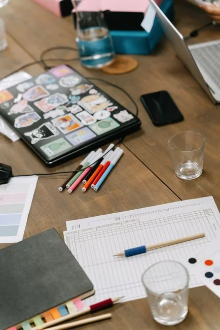 Un fond multicolore et dynamique avec le mot PORTFOLIO en rose sur du papier coloré.